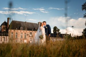 Photos de couple dans la prairie derrière le Château de Bonnemare, Normandie
