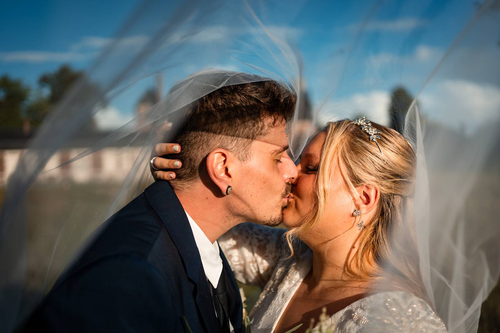 Photos de couple dans la prairie derrière le Château de Bonnemare, Normandie