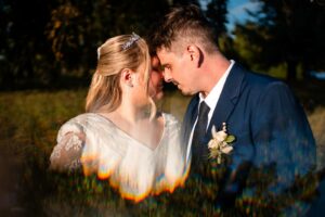 Photos de couple dans la prairie derrière le Château de Bonnemare, Normandie