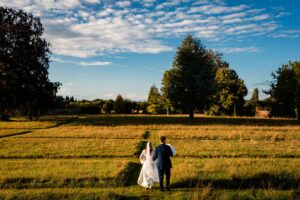 Portrait romantique des mariés au coucher du soleil près du château
