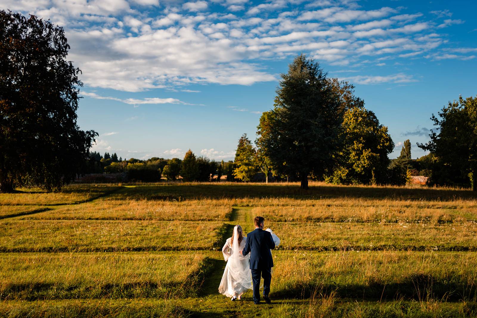 Portrait romantique des mariés au coucher du soleil près du château