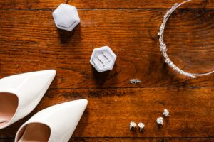 Photos des accessoires de la mariée lors des préparatifs