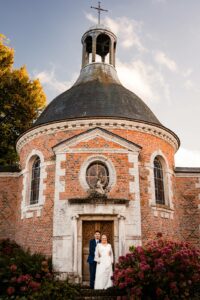 Portrait des mariés devant la chapelle du Château de Bonnemare