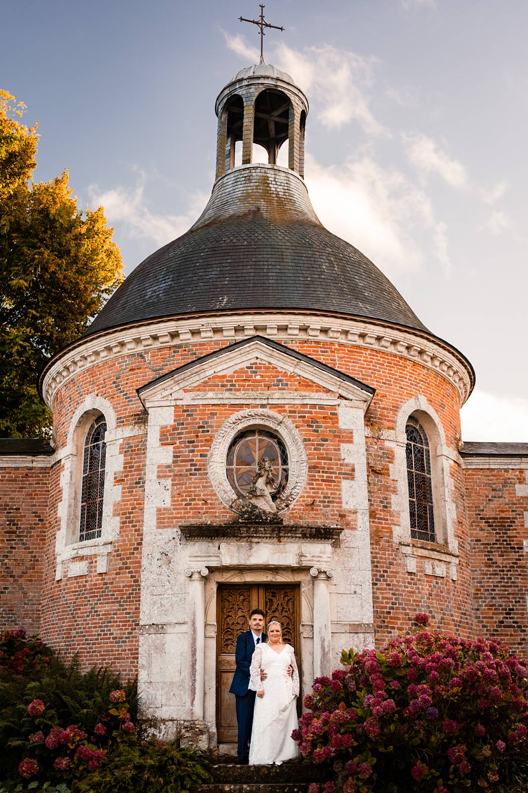 Portrait des mariés devant la chapelle du Château de Bonnemare