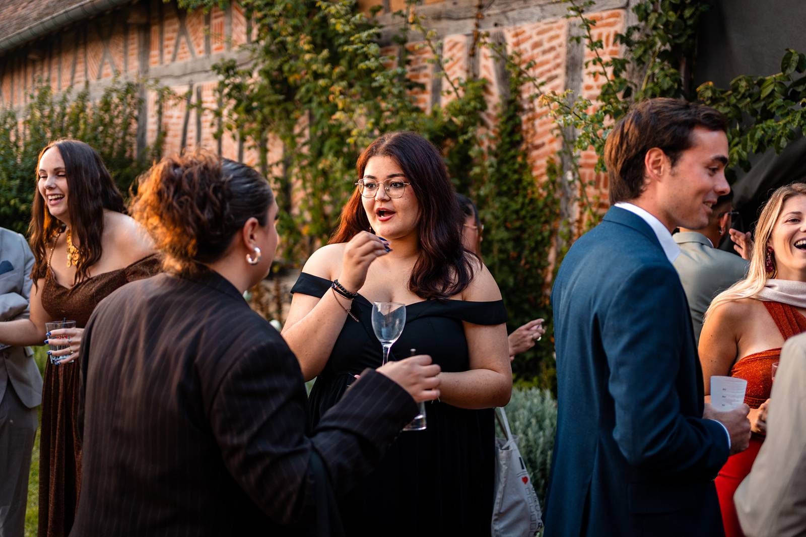 Portraits spontanés des invités profitant du jardin du château