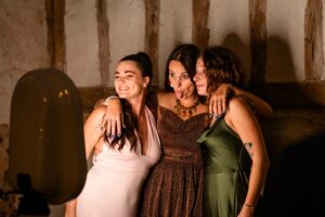Photobooth mariage pendant le vin d’honneur dans la grange du Château de Bonnemare