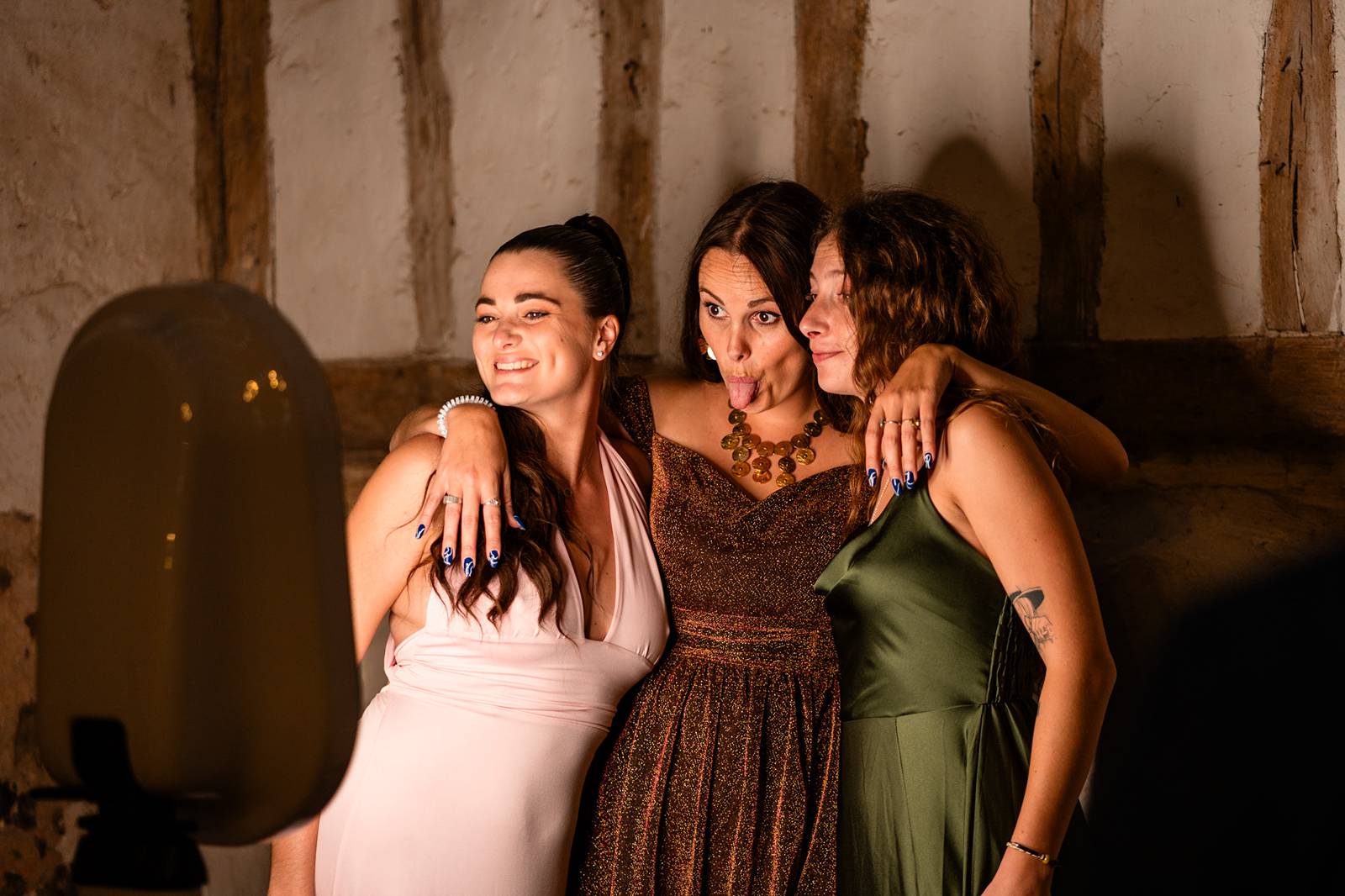 Photobooth mariage pendant le vin d’honneur dans la grange du Château de Bonnemare