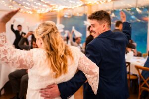 Entrée des mariés dans la salle de réception avec flammes froides