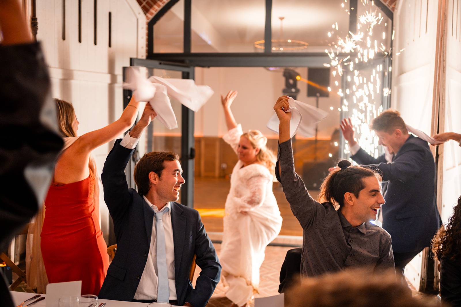 Entrée des mariés dans la salle de réception avec flammes froides