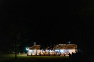Salle de mariage du Château Bonnemare la nuit vue de l'extérieur