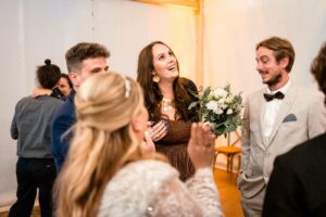 Lancer du bouquet par la mariée et de la bouteille par le marié dans la salle de réception
