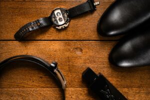 Photos des accessoires du marié lors des préparatifs au Château de Bonnemare.