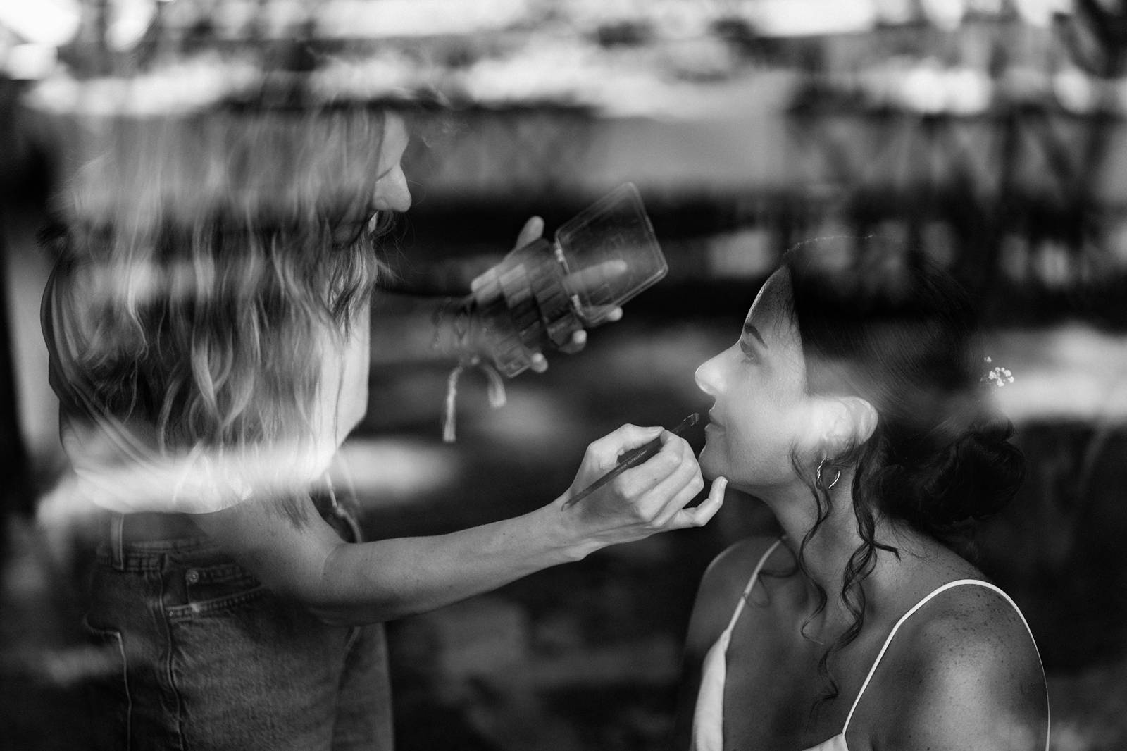 Préparatifs de la mariée au Domaine de Gaïa avec maquillage et coiffure