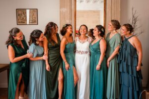 Photos de groupe de la mariée avec ses témoins et demoiselles d'honneur au Domaine de Gaïa