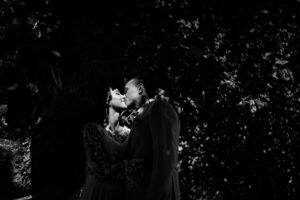 Photo de couple créative noir et blanc pendant le first look