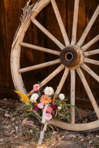 Détails du bouquet de la mariée lors du first look
