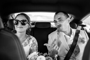 Dans la voiture avec les mariés sur le chemin de la cérémonie