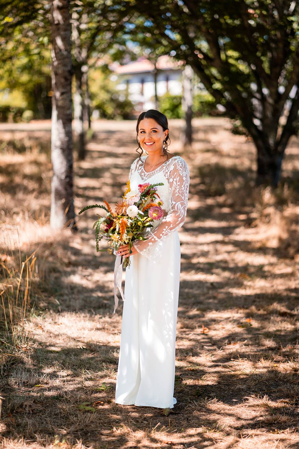 Photo de la mariée et de son bouquet avant la cérémonie civile au Château de l’Ermitage à Gradignan