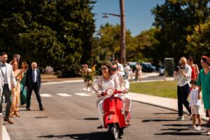 Arrivée originale des mariés en Vespa rouge