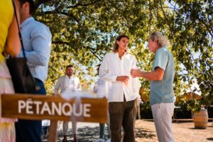 Cérémonie laïque sous les arbres au Domaine de Gaïa