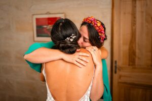 Habillage de la mariée avant la cérémonie laïque sous les arbres au Domaine de Gaïa