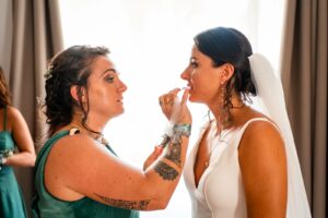 Habillage de la mariée avant la cérémonie laïque sous les arbres au Domaine de Gaïa