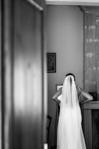 Habillage de la mariée avant la cérémonie laïque sous les arbres au Domaine de Gaïa