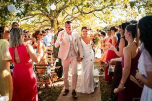 Sortie des mariés sous les pétales à la fin de la cérémonie laïque