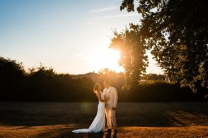 Photo de couple au coucher du soleil au Domaine de Gaïa