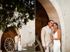 Mariés posant devant les bâtiments en pierre du Domaine