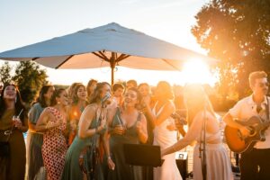 Ambiance festive avec battles de danse et chants