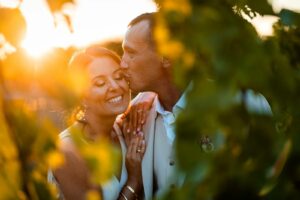 Photo de couple au coucher du soleil dans les vignes au Domaine de Gaïa