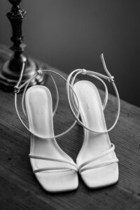 Accessoires de mariage posés sur la table du Domaine de Gaïa