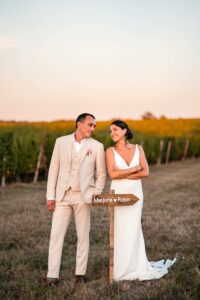 Photo de couple au coucher du soleil dans les vignes au Domaine de Gaïa