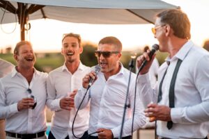 Ambiance festive avec battles de danse et chants