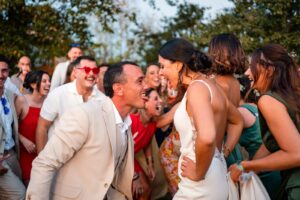 Ambiance festive avec battles de danse et chants