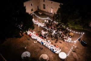 Repas de mariage en extérieur sous les guirlandes vu au Drone
