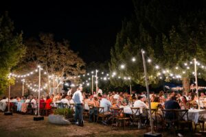 Repas de mariage en extérieur sous les guirlandes