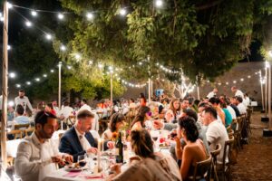 Repas de mariage en extérieur sous les guirlandes