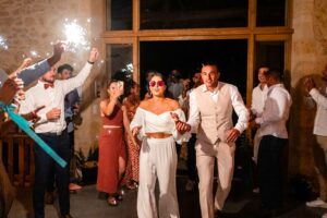 Entrée des mariés pour leur première danse au Domaine de Gaïa