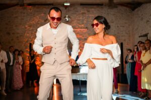 Entrée des mariés pour leur première danse au Domaine de Gaïa