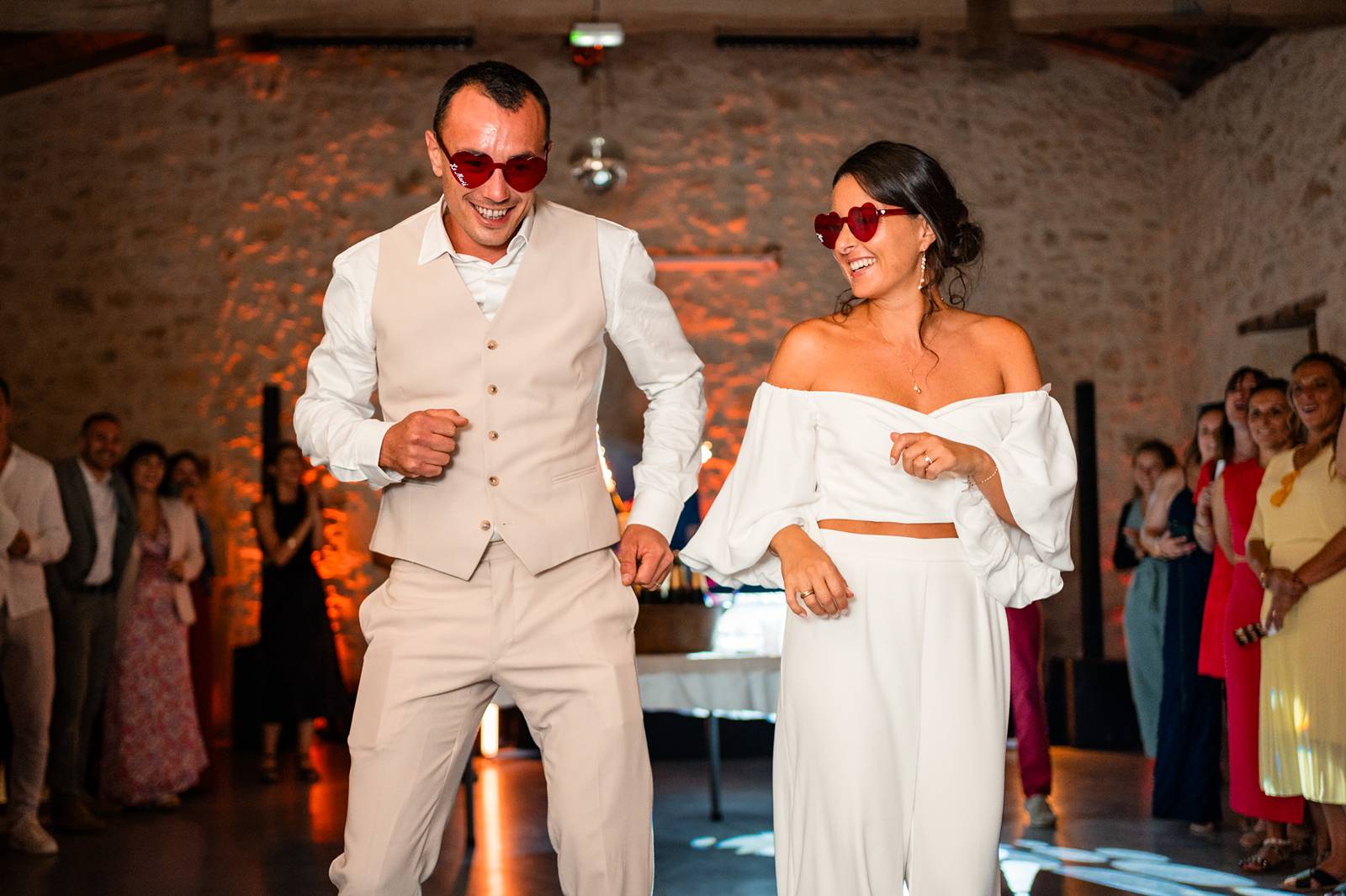 Entrée des mariés pour leur première danse au Domaine de Gaïa