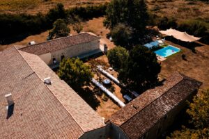 Vue au drone du Domaine de Gaïa pour un mariage laïque et un repas sous les étoiles