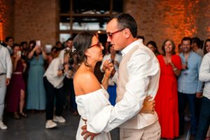 Entrée des mariés pour leur première danse au Domaine de Gaïa