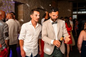 DJ animant la soirée et la piste de danse au Domaine de Gaïa