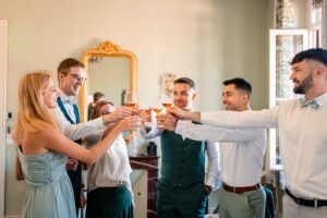 Préparatif du marié et de ses témoins au Château Pontet d'Eyrans, qui partagent un verre.