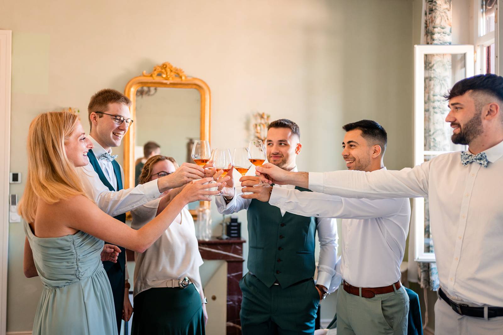 Préparatif du marié et de ses témoins au Château Pontet d'Eyrans, qui partagent un verre.