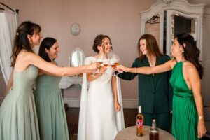 Laura partage un verre avec ses témoins dans une chambre du Château Pontet d’Eyrans