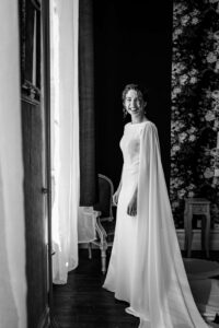 Portrait de Laura dans sa robe de mariée dans une chambre du Château Pontet d’Eyrans