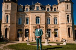 First look des mariés devant le Château Pontet d'Eyrans